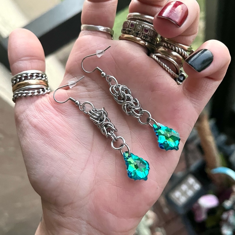 Handmade maille dangly stainless steel earrings green rainbow austrian crystals - Picture 2 of 14
